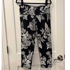 Old Navy High Waisted Elevate Powersoft Black White Floral Cropped Leggings XL